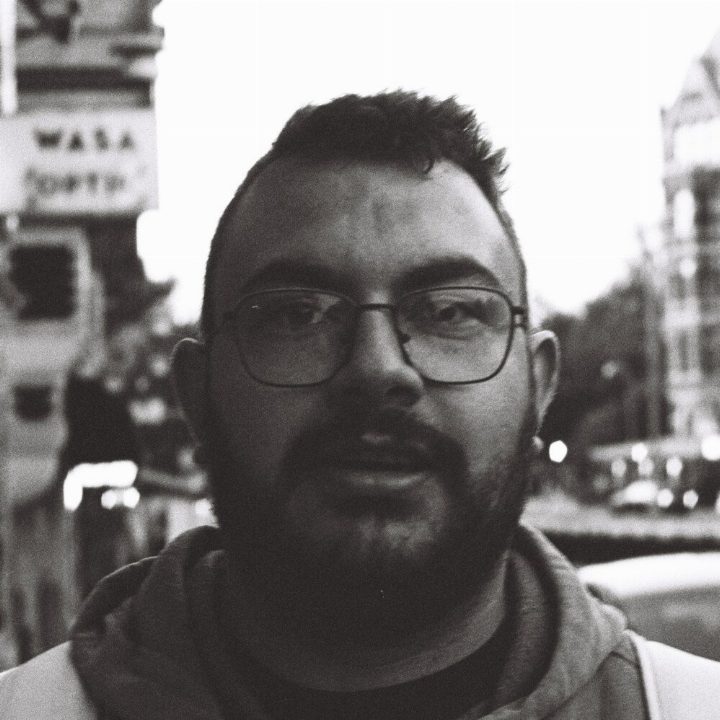 Schwarz-Weiß-Porträt von Harry Neufeld auf einer Straße